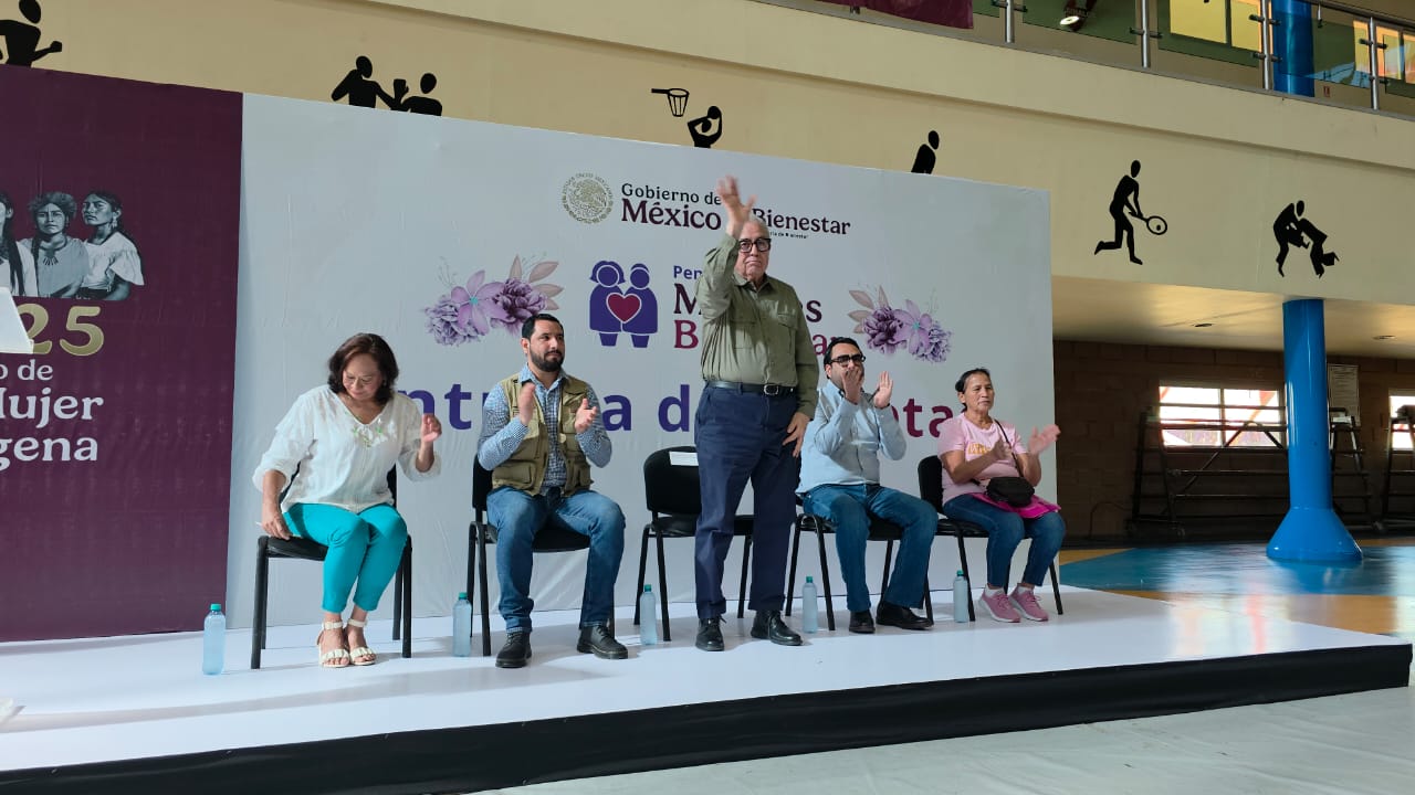 Gobernador entrega tarjetas de la Pensión Mujeres Bienestar en Sinaloa