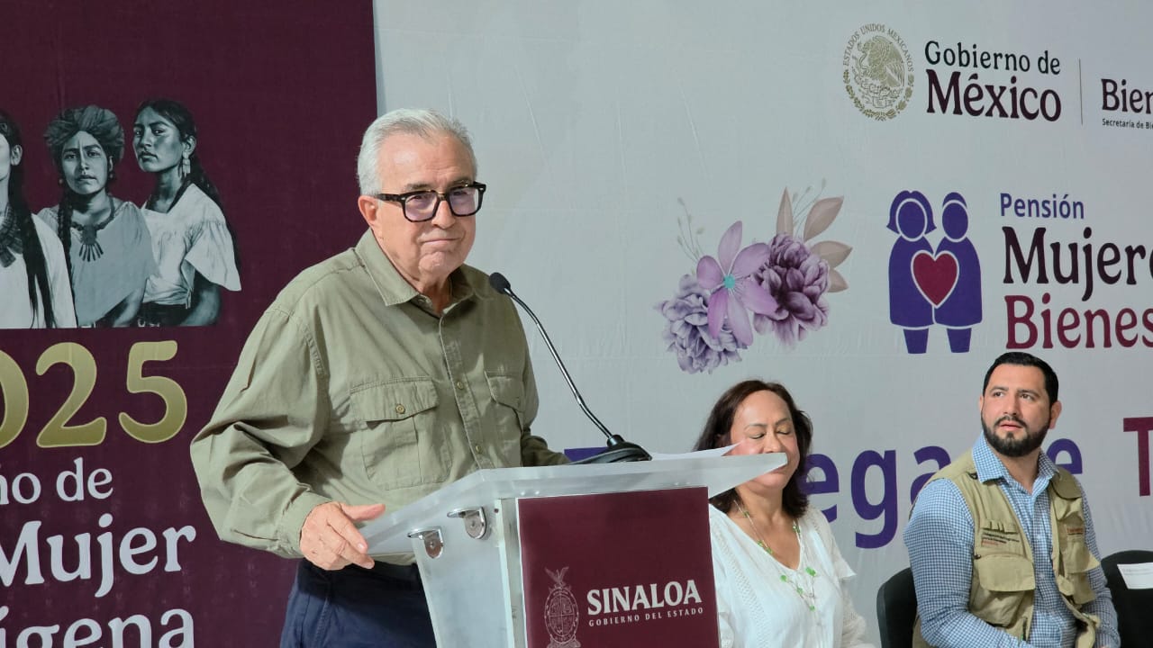 Gobernador entrega tarjetas de la Pensión Mujeres Bienestar en Sinaloa
