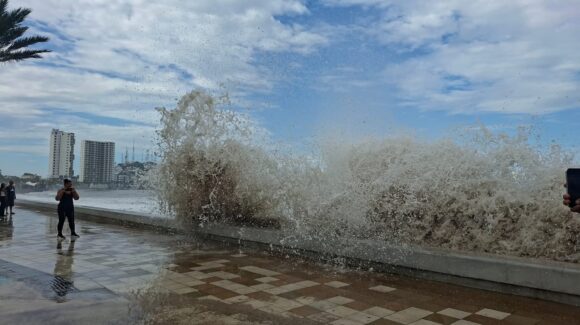 ‘Habrá oleaje todo el día’; pide Estrella Palacios que acaten cierre temporal en un tramo de la Avenida Del Mar