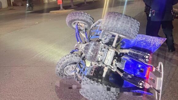 Hombre resulta lesionado tras chocar cuatrimoto contra vehículo estacionado en Guasave, Sinaloa