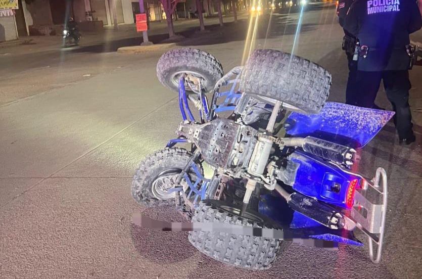 Hombre resulta lesionado tras chocar cuatrimoto contra vehículo estacionado en Guasave, Sinaloa