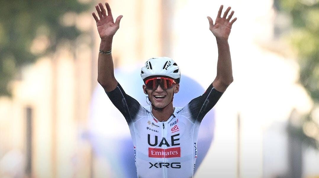 Isaac del Toro en carrera en Italia