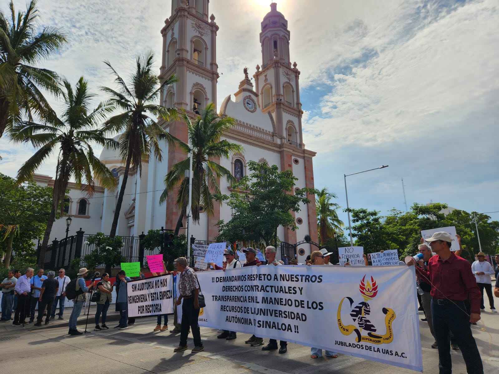 Jubilados Universitarios bloquean durante manifestación la avenida Obregón frente a Catedral en Culiacán, Sinaloa