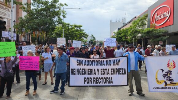 Jubilados Universitarios bloquean durante manifestación la avenida Obregón frente a Catedral en Culiacán, Sinaloa