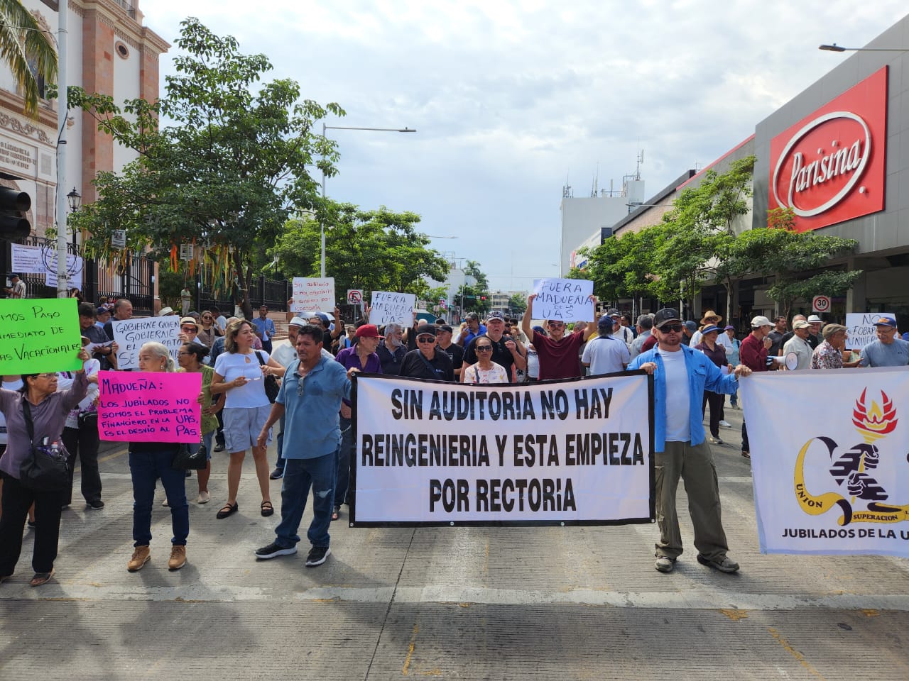 Jubilados Universitarios bloquean durante manifestación la avenida Obregón frente a Catedral en Culiacán, Sinaloa