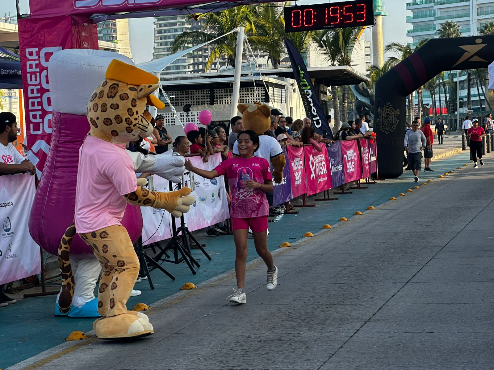 Karen Lozano, la pequeña corredora que se une a la Carrera Rosa Delia Barraza en Mazatlán