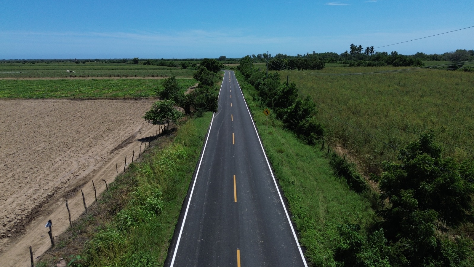 La carretera Walamo-Los Pozos que une Mazatlán con El Rosario, Sinaloa