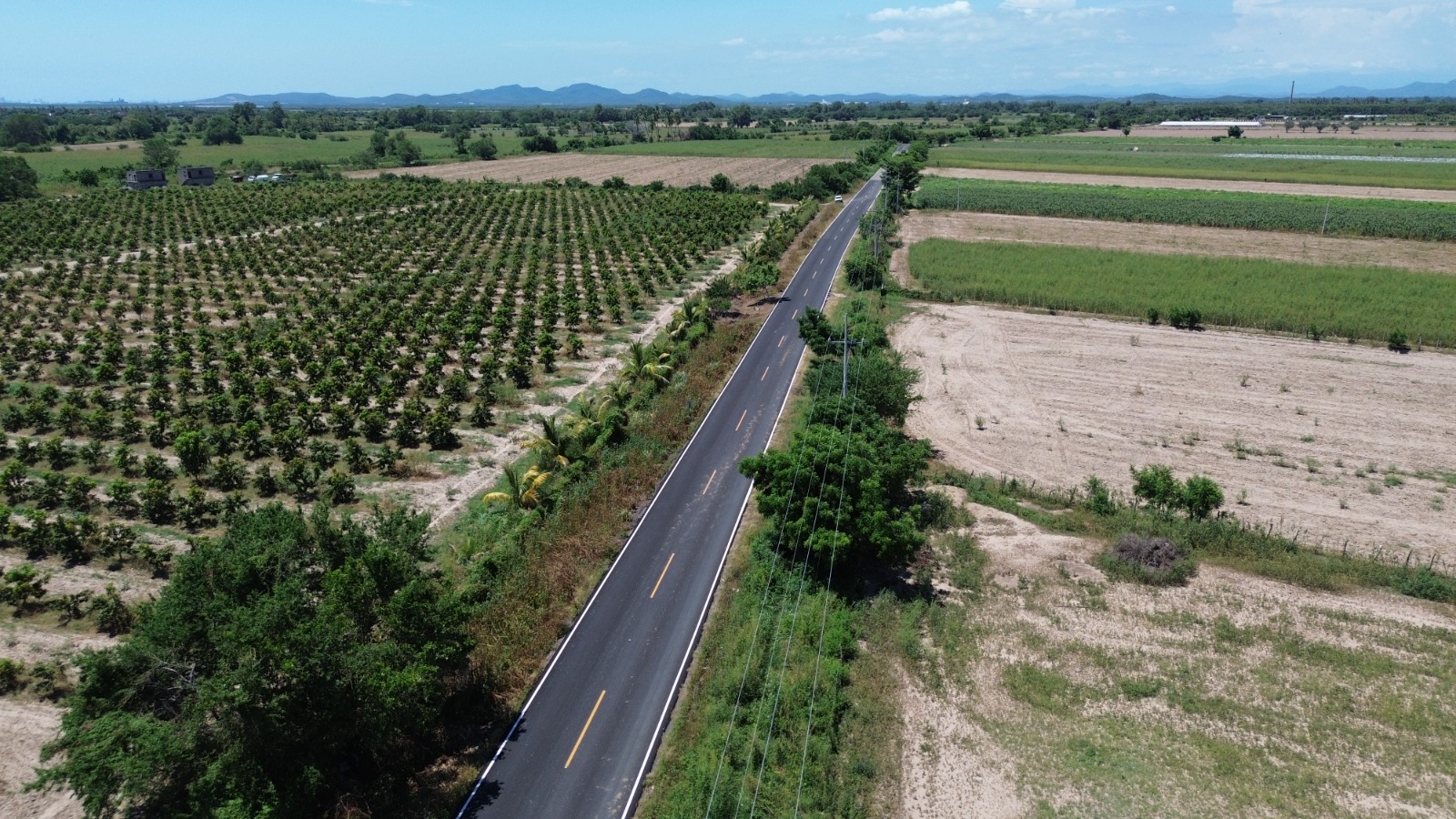 La carretera Walamo-Los Pozos que une Mazatlán con El Rosario, Sinaloa
