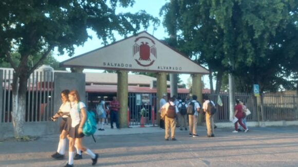 La secundaría Federal Uno en Guamúchil implementa programa piloto de escaneo de credenciales para acceso de alumnos