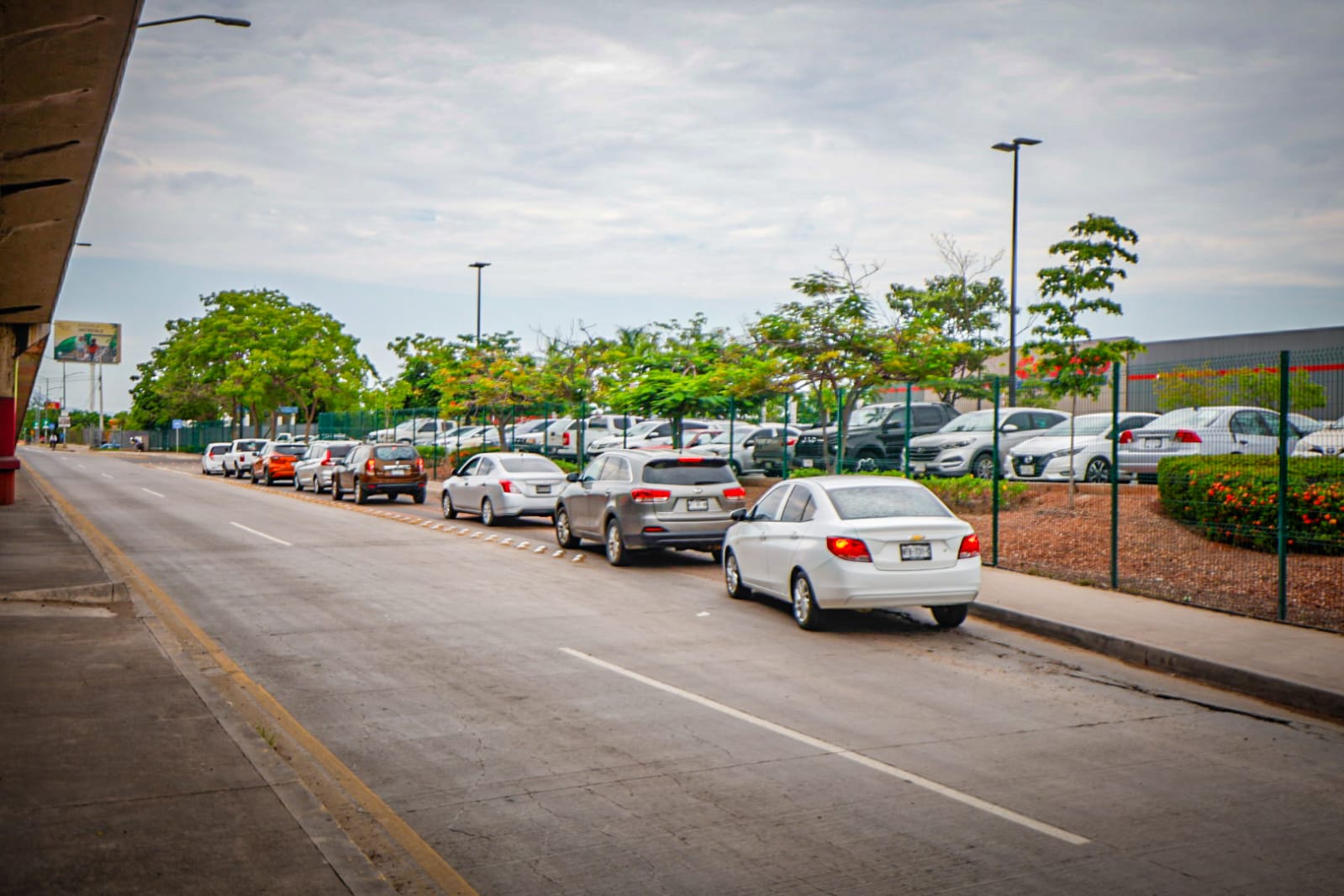 Levantan plumas en Costco el primer dia por caos vial