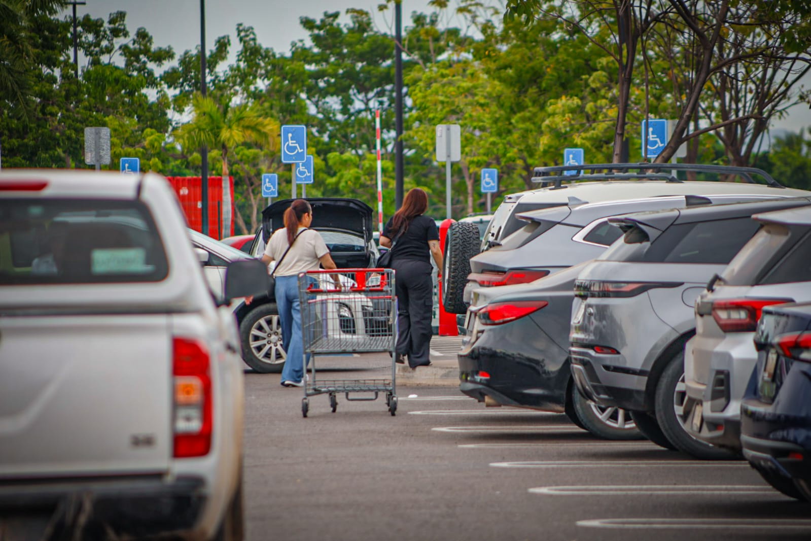 Levantan plumas en Costco el primer dia por caos vial