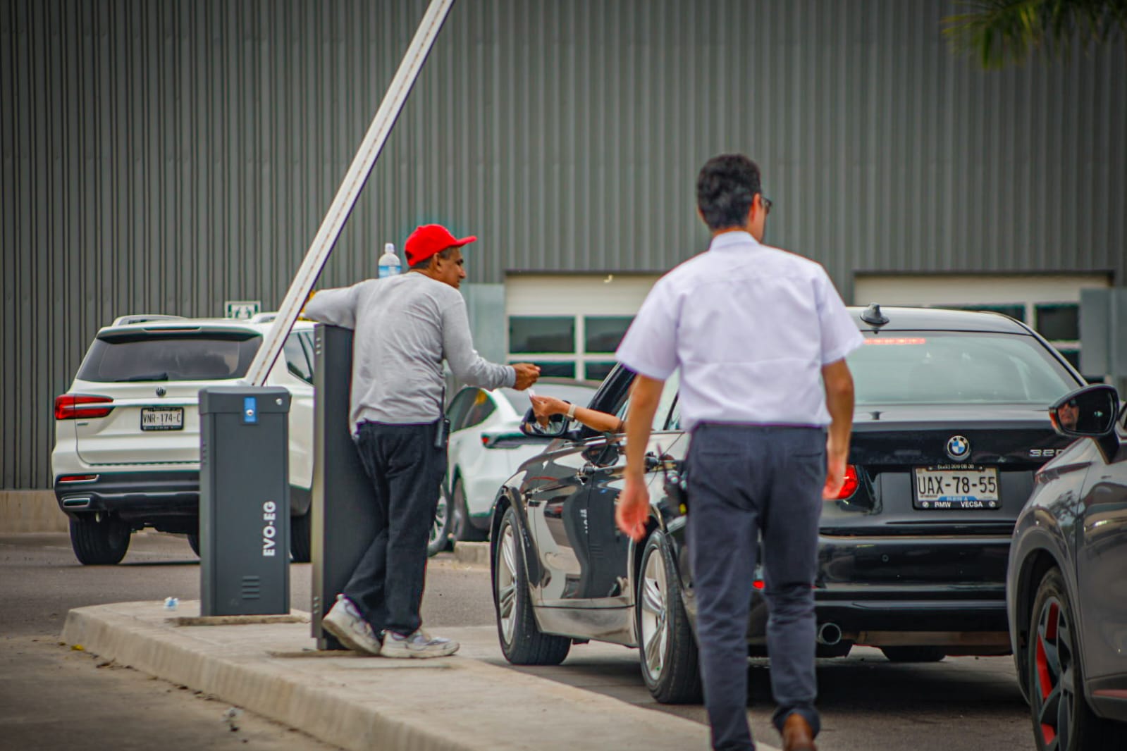 Levantan plumas en Costco el primer dia por caos vial