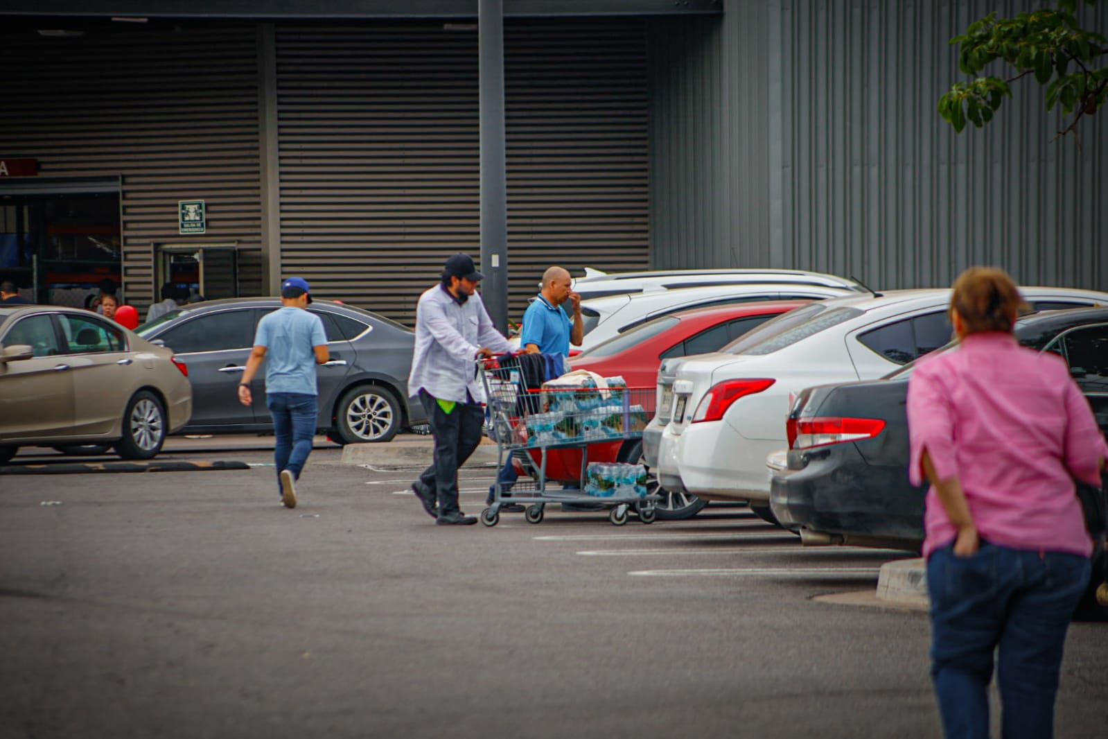 Levantan plumas en Costco el primer dia por caos vial