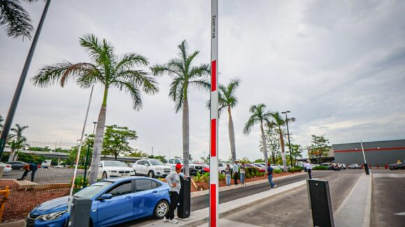 Levantan las plumas en primer día de cobro de estacionamiento de Costco Culiacán por caos vial