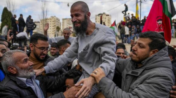 Llegan a Egipto 154 palestinos liberados por Israel tras acuerdo con Hamás