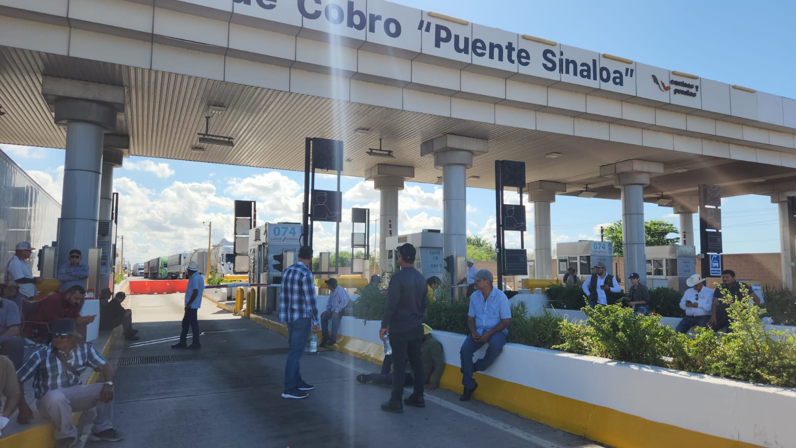 Manifestación de productores en caseta del norte de Sinaloa