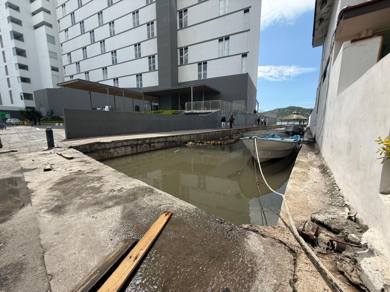Marea alta provoca encharcamientos en Zona Dorada de Mazatlán, Sinaloa