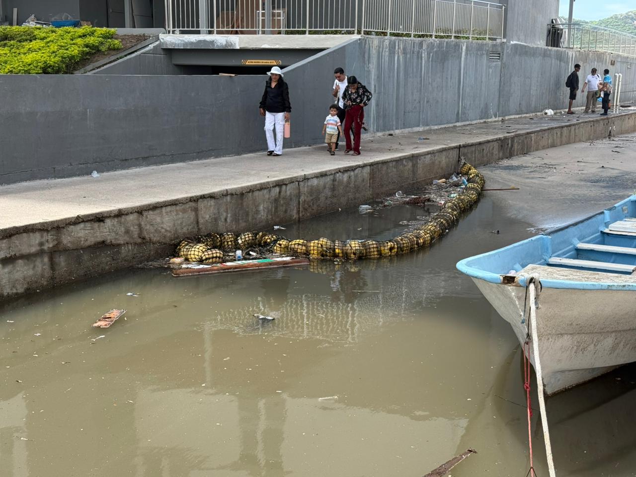 Marea alta provoca encharcamientos en Zona Dorada de Mazatlán, Sinaloa