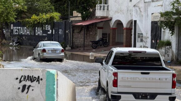 Marea alta provoca encharcamientos en Zona Dorada de Mazatlán, Sinaloa confirma JUMAPAM