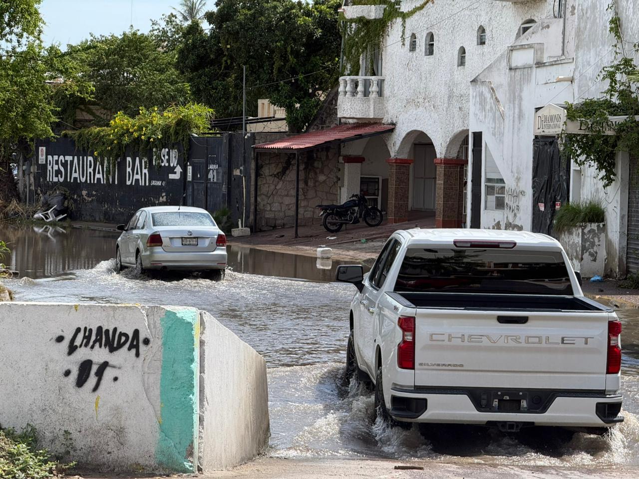Marea alta provoca encharcamientos en Zona Dorada de Mazatlán, Sinaloa