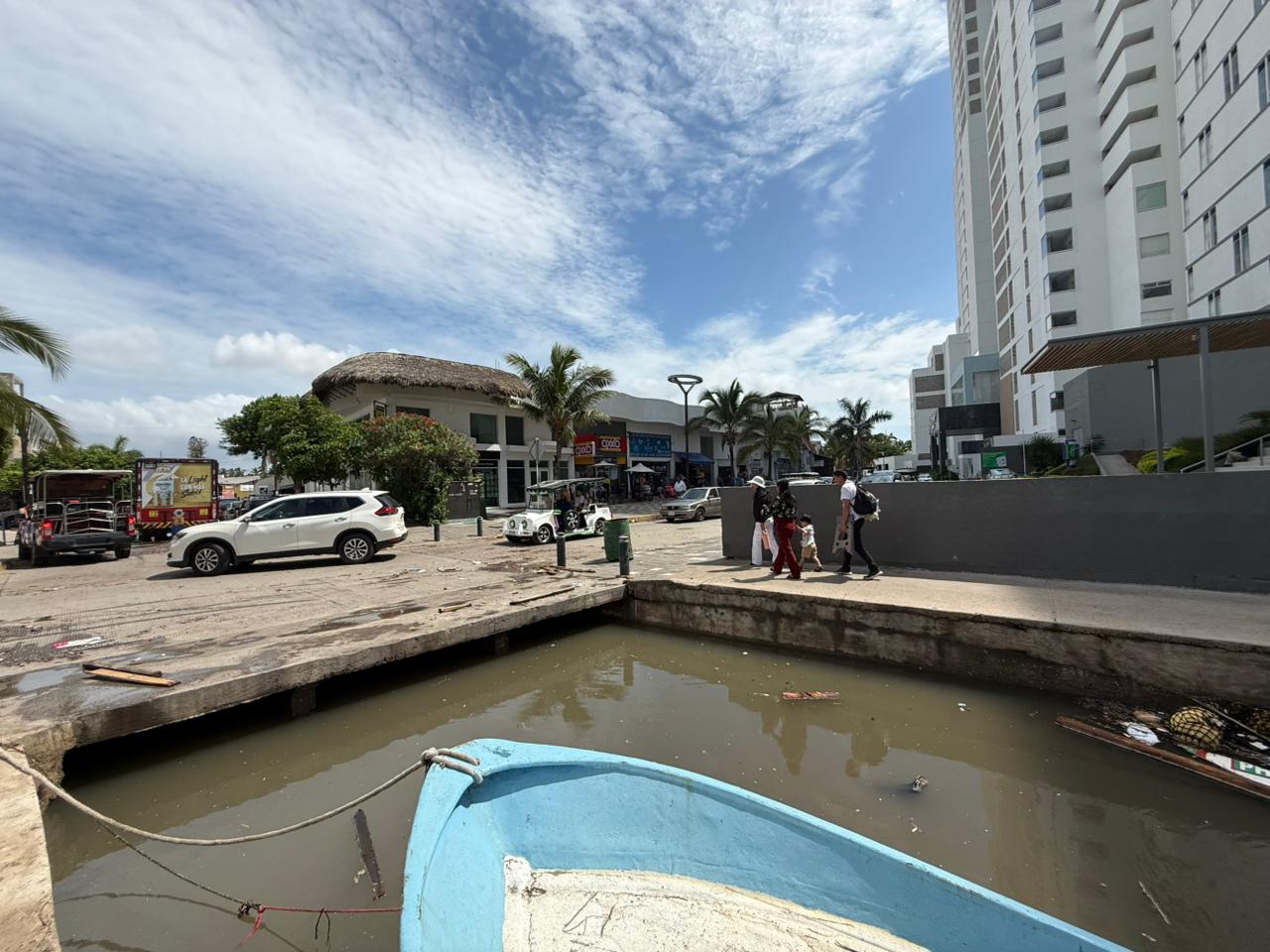 Marea alta provoca encharcamientos en Zona Dorada de Mazatlán, Sinaloa