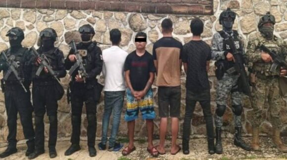 Marina detiene a cuatro presuntos miembros de Los Rusos en Acapulco; aseguran droga, armas y vehículo