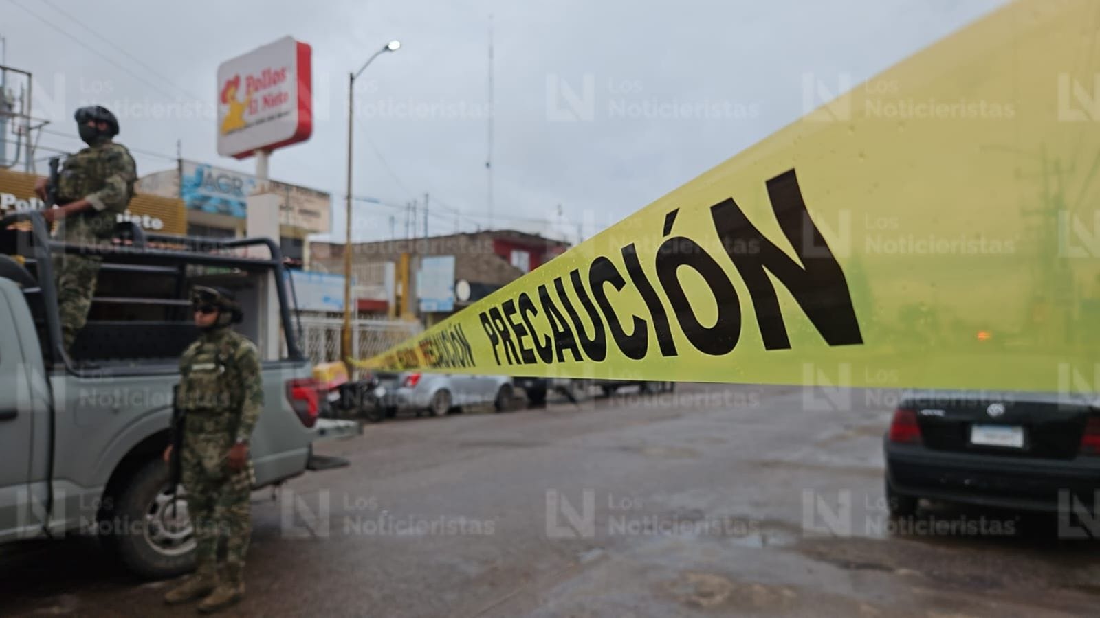 Motociclista es ejecutado a balazos frente a las instalaciones de la Fiscalía General del Estado, en Navolato