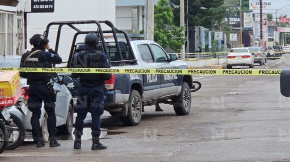 Motociclista es ejecutado a balazos frente a las instalaciones de la Fiscalía General del Estado, en Navolato
