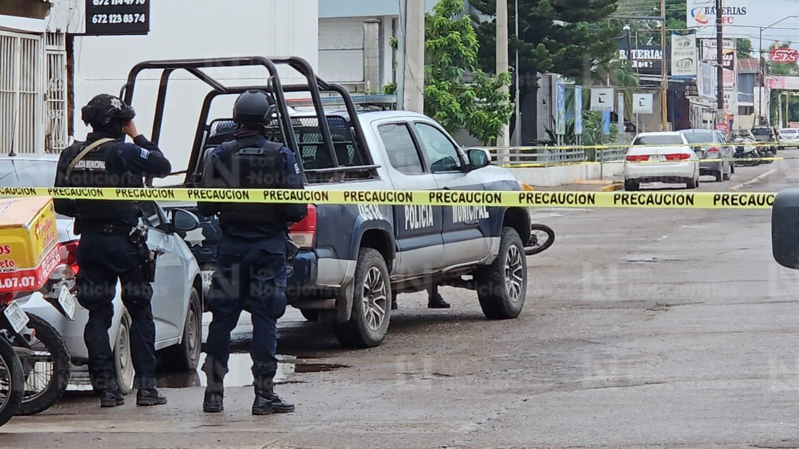 Motociclista es ejecutado a balazos frente a las instalaciones de la Fiscalía General del Estado, en Navolato