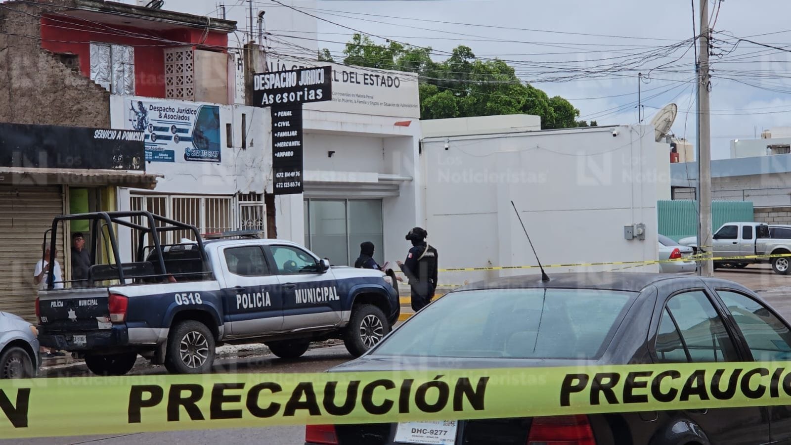 Motociclista es ejecutado a balazos frente a las instalaciones de la Fiscalía General del Estado, en Navolato