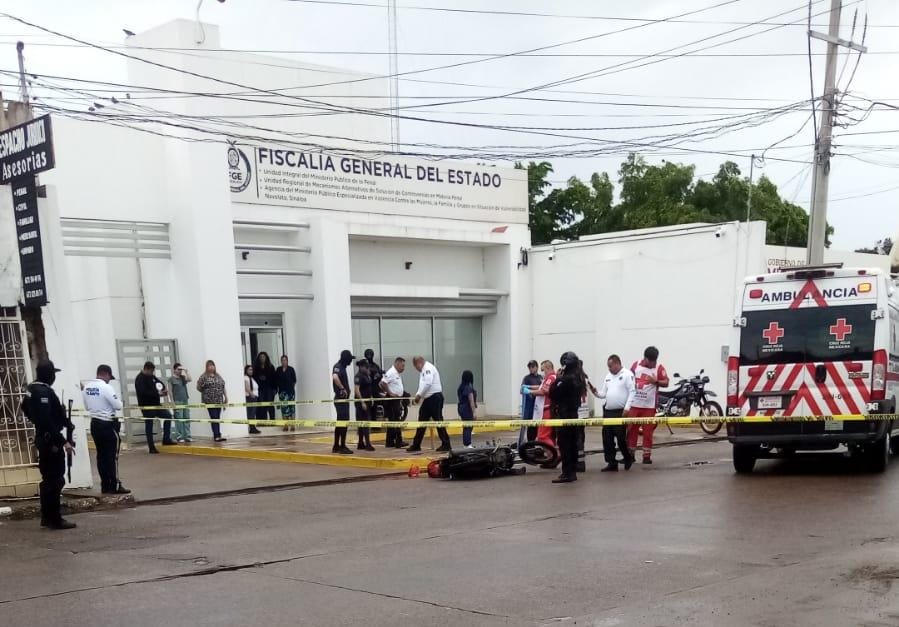 Motociclista es ejecutado a balazos frente a las instalaciones de la Fiscalía General del Estado, en Navolato