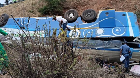 Mueren 42 personas en volcadura de autobús en Sudáfrica; hay menores entre las víctimas