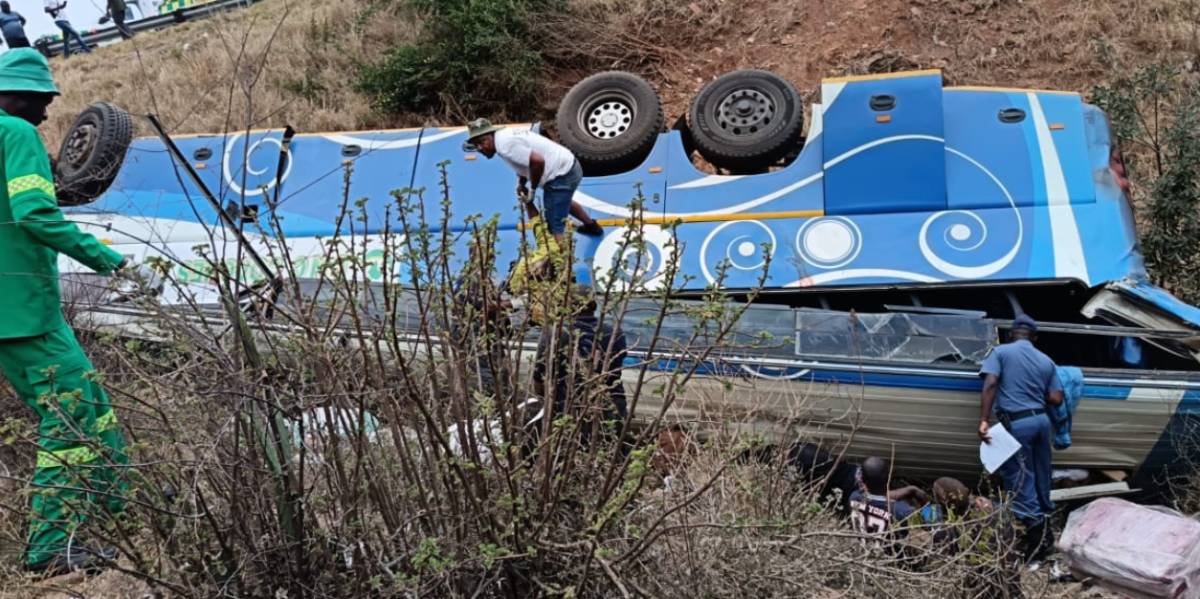 Mueren 42 personas en volcadura de autobús en Sudáfrica; hay menores entre las víctimas