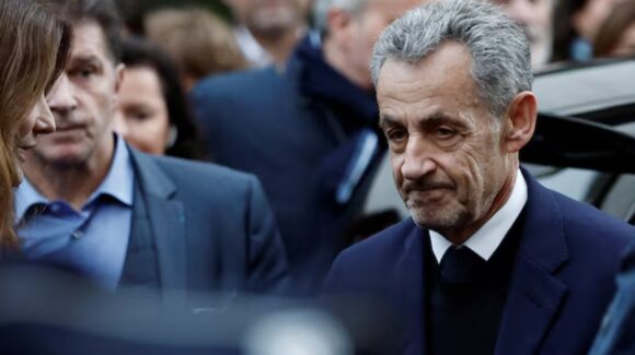 Reos amenazan a Sarkozy en su primera noche en prisión de París tras condena por financiamiento ilegal de campaña