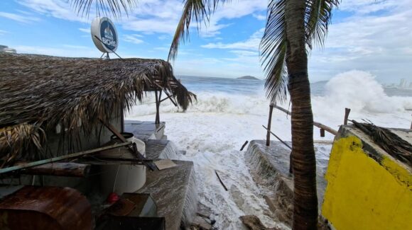 Prevalecerá oleaje el fin de semana en Mazatlán, Sinaloa; Protección Civil ya monitorea al sistema Raymond