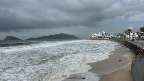 Cierran todas las playas de Mazatlán, Sinaloa por fuerte marejada ante efectos de ‘Priscila’