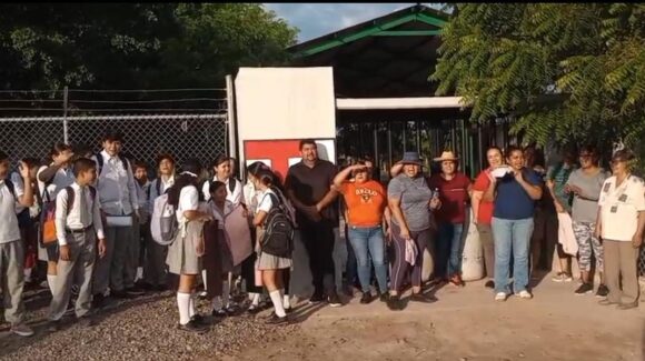 Padres toman telesecundaria 107 en Miguel Alemán, Guasave; exigen maestro de tercer grado