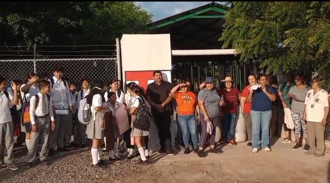 Padres toman telesecundaria 107 en Miguel Alemán, Guasave; exigen maestro de tercer grado