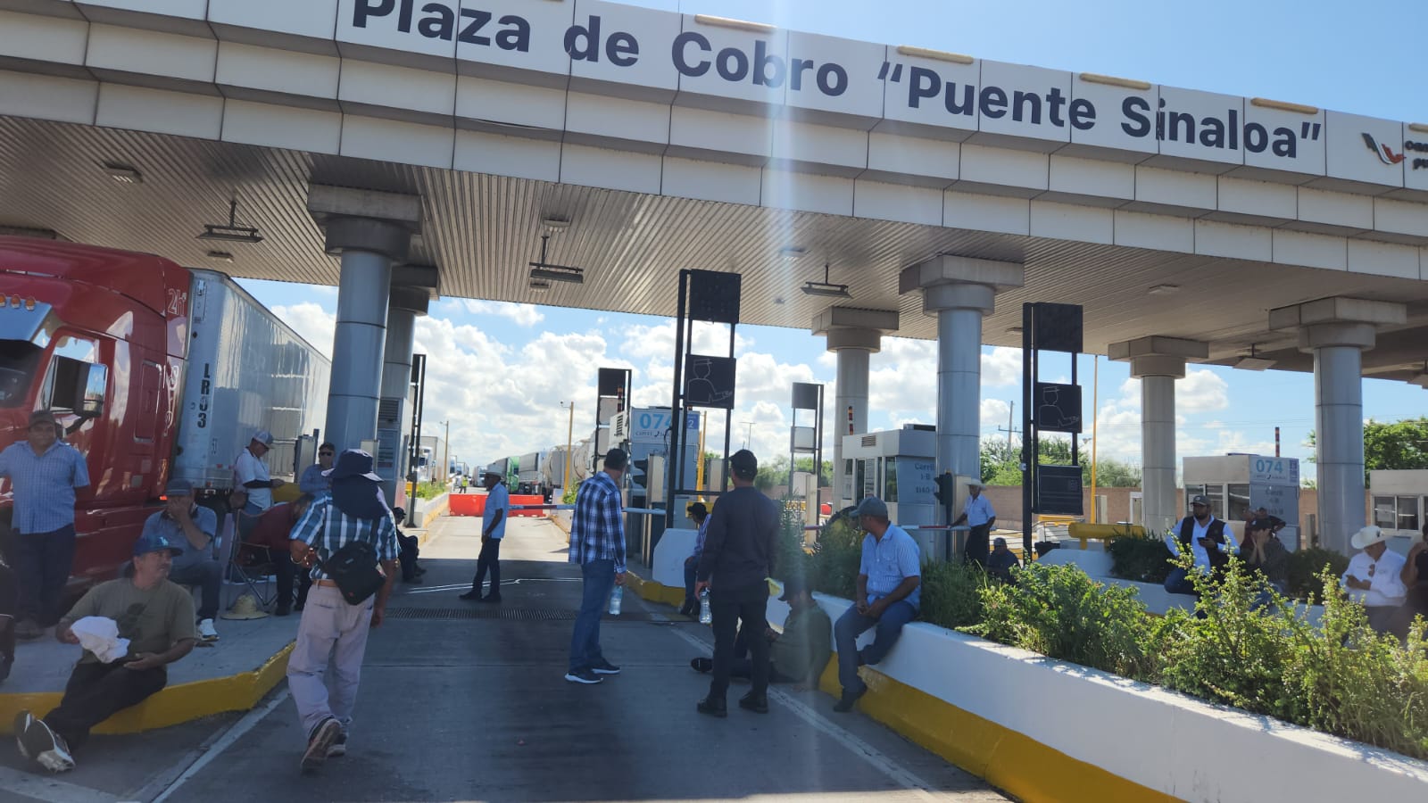 Productores se manifiestan la caseta de Guasave, Sinaloa