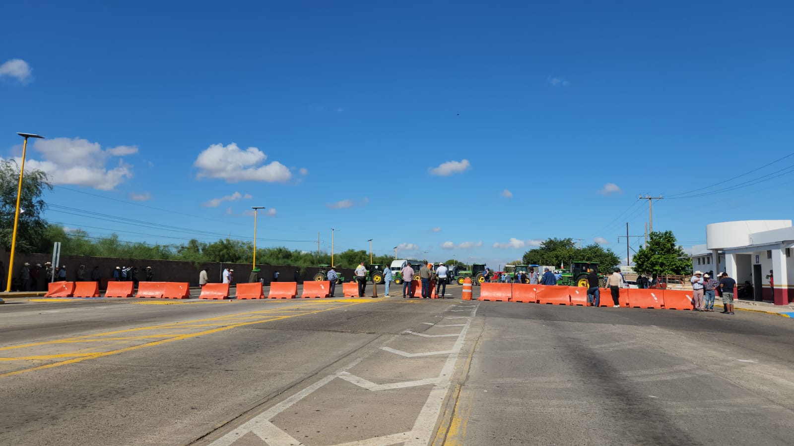 Productores se manifiestan la caseta de Guasave, Sinaloa