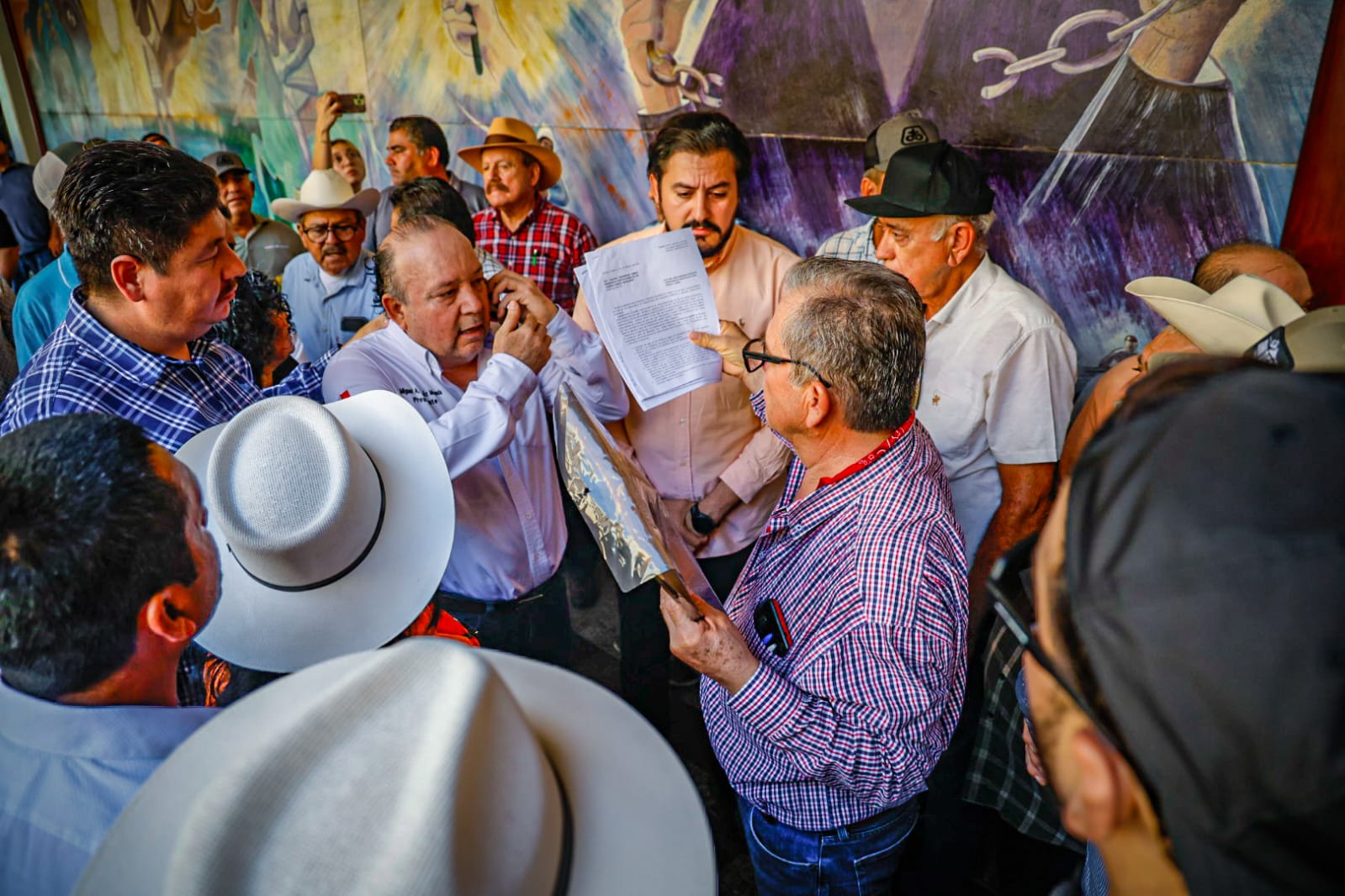 Productores sinaloenses exigen respaldo a lider de la CNC previo a reunión con titular de SADER, Julio Berdegué