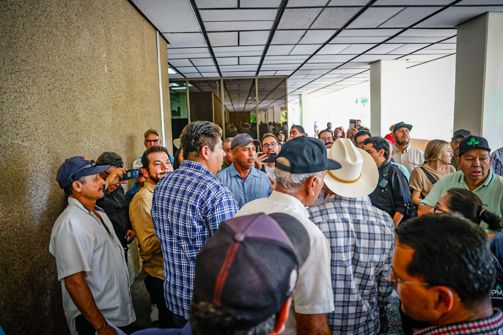 Productores sinaloenses exigen respaldo a lider de la CNC previo a reunión con titular de SADER, Julio Berdegué
