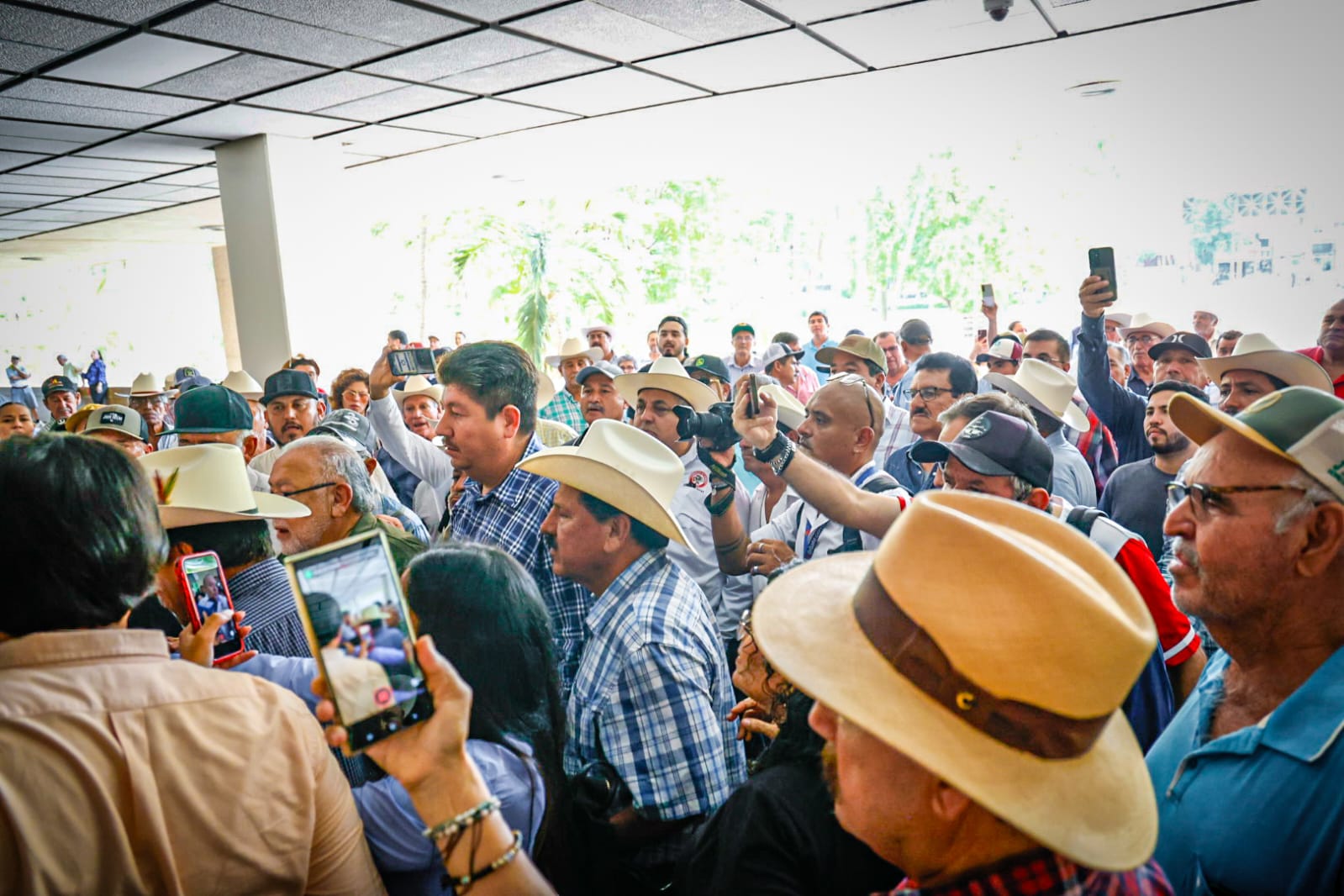 Productores sinaloenses exigen respaldo a lider de la CNC previo a reunión con titular de SADER, Julio Berdegué