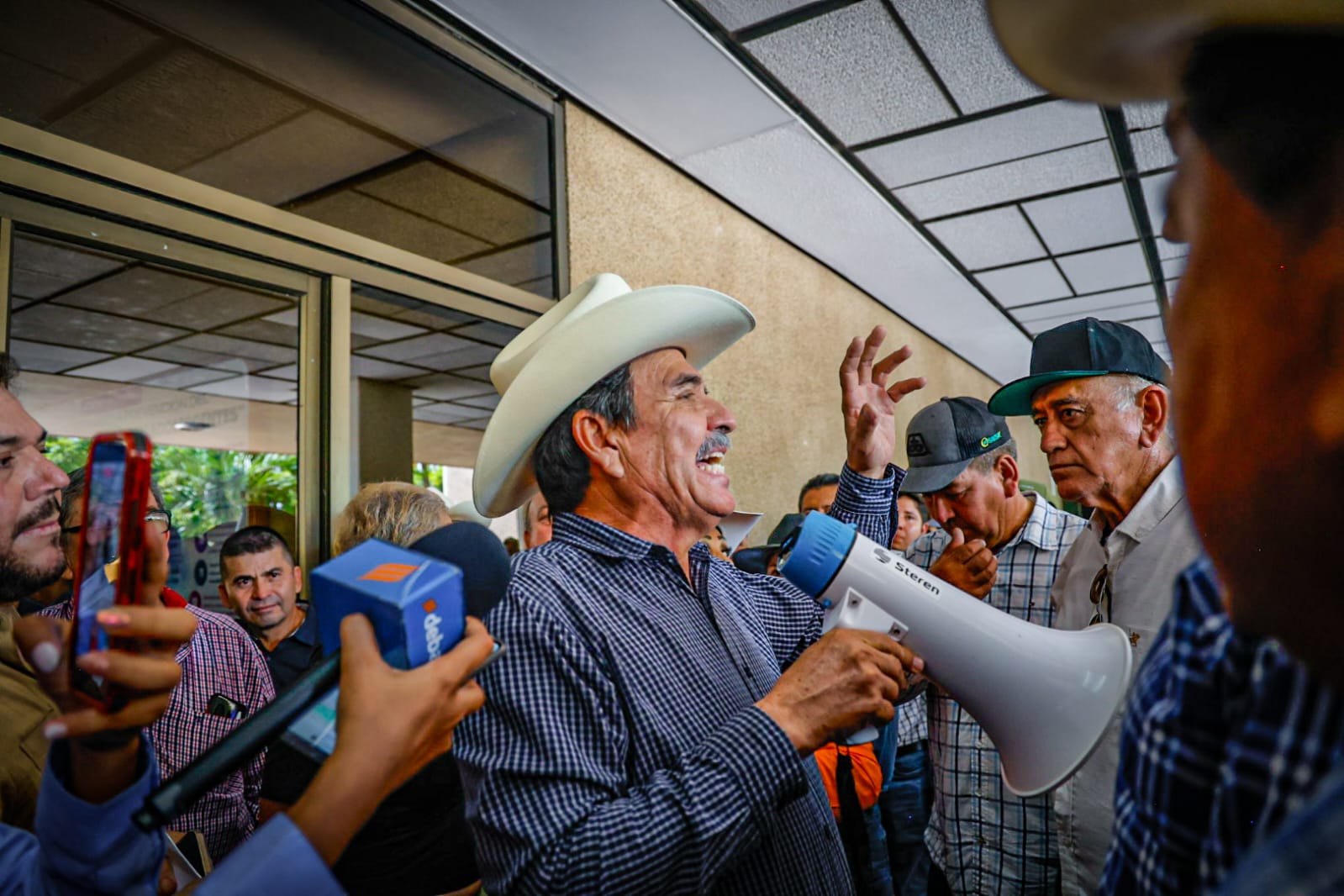 Productores sinaloenses exigen respaldo a lider de la CNC previo a reunión con titular de SADER, Julio Berdegué