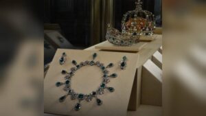 Roban nueve joyas de la Corona francesa en el Museo del Louvre