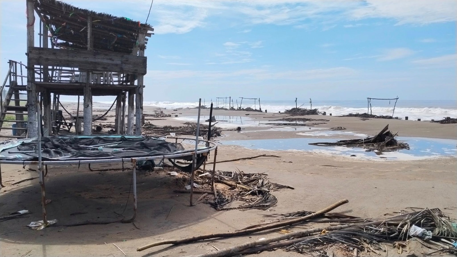 Supervisa alcalde Víctor Díaz Simental daños en Playa Las Cabras, Escuinapa, Sinaloa