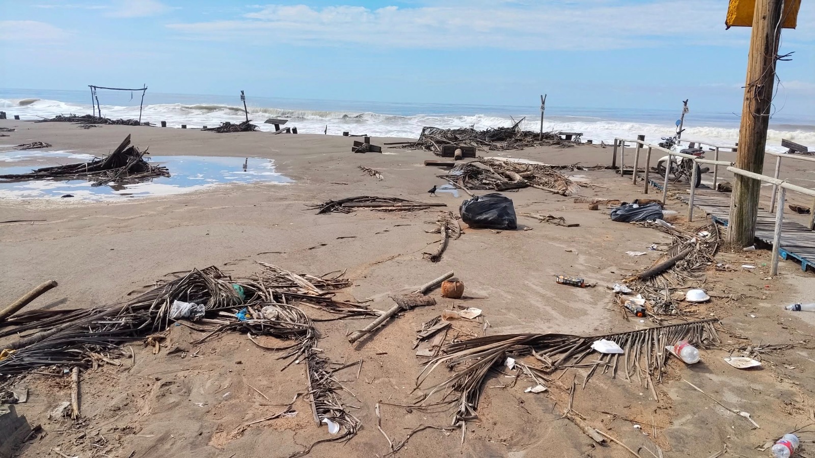 Supervisa alcalde Víctor Díaz Simental daños en Playa Las Cabras, Escuinapa, Sinaloa