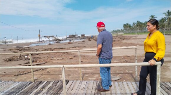 Supervisa alcalde Víctor Díaz Simental daños en Playa Las Cabras, Escuinapa, Sinaloa, tras el paso del huracán Priscilla