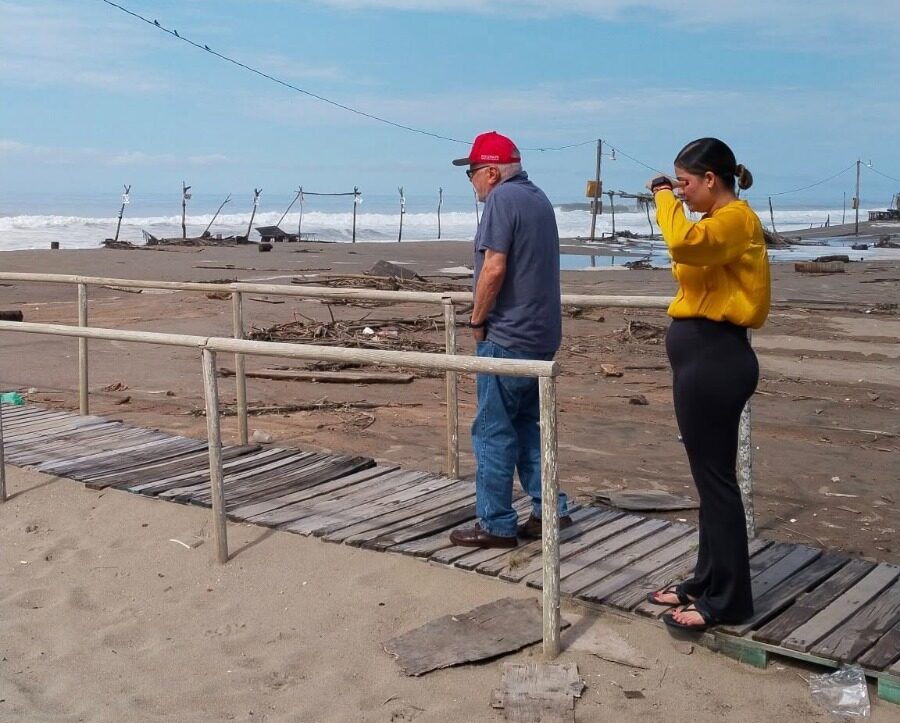 Supervisa alcalde Víctor Díaz Simental daños en Playa Las Cabras, Escuinapa, Sinaloa