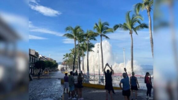 Tormenta ‘Priscilla’ deja inundaciones y daños en Puerto Vallarta; cierran playas